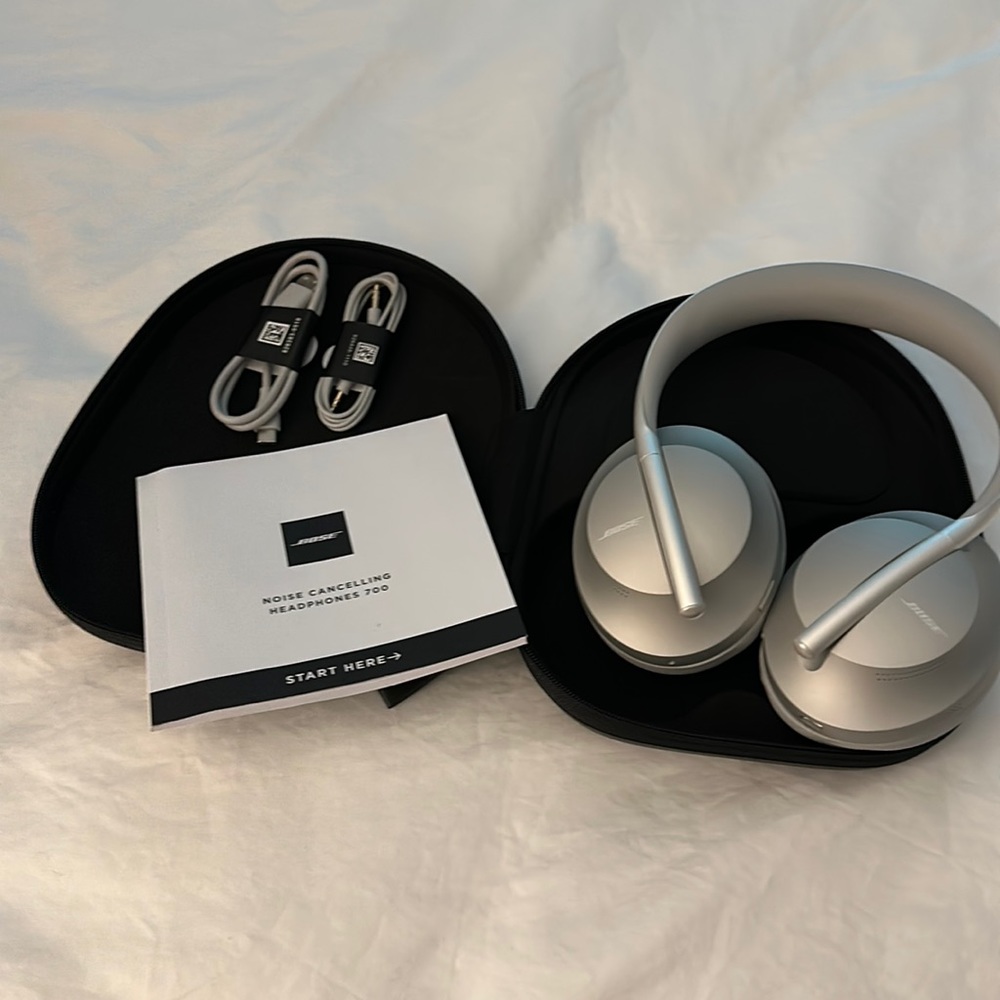 Bose Noise Canceling Headphones 700 series. Color Sylver.